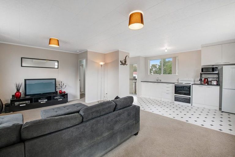 Photo of property in 2/26 Parakai Avenue, Parakai, 0830