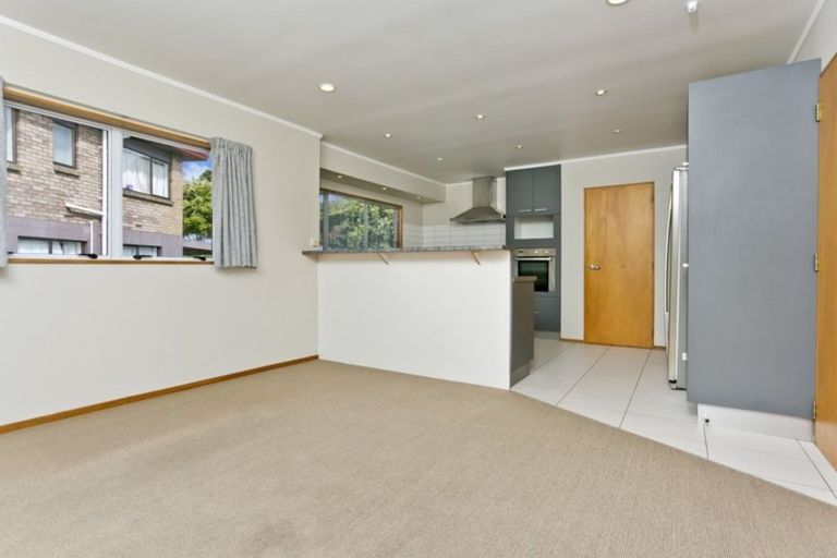 Photo of property in 6 Chedworth Drive, Glenfield, Auckland, 0629