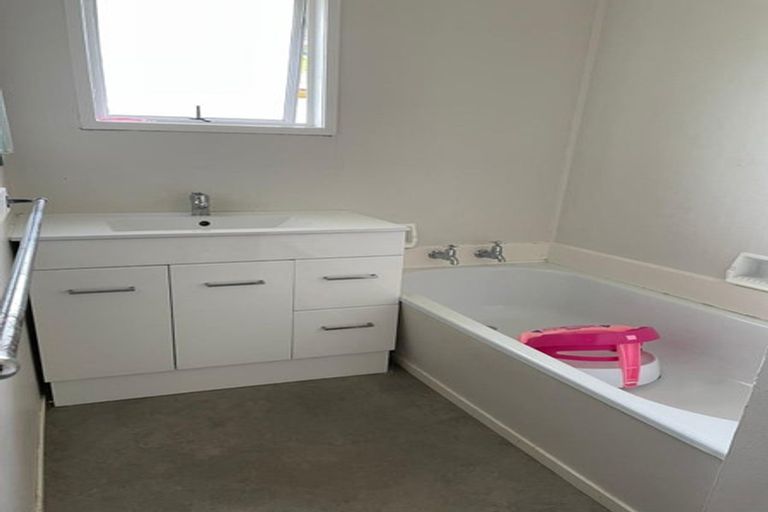 Photo of property in 2/199 Henderson Valley Road, Henderson, Auckland, 0612