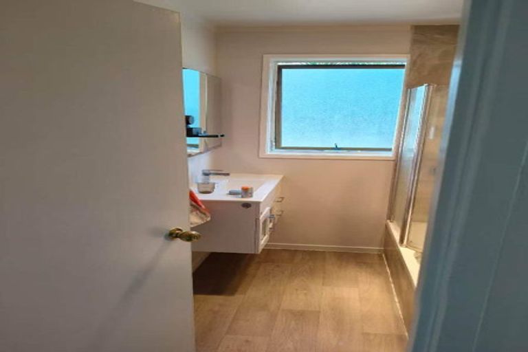 Photo of property in 30 Pipitea Place, Massey, Auckland, 0614