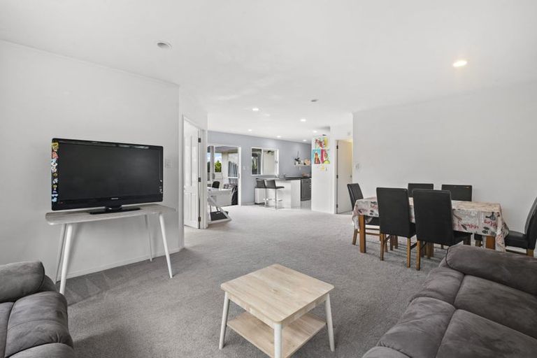 Photo of property in 35 Rifleman Rise, Unsworth Heights, Auckland, 0632