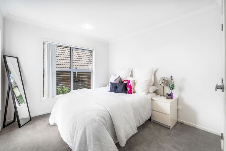 Photo of property in 32 Corricvale Way, Northcross, Auckland, 0630