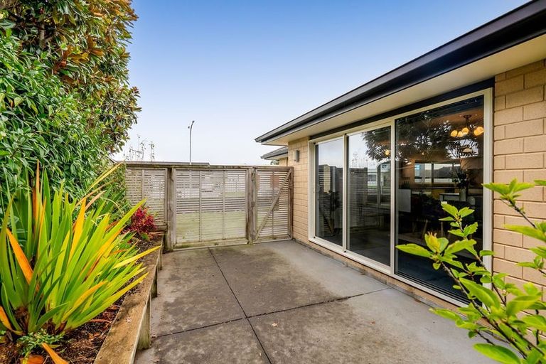 Photo of property in 6 Saint Andrews Parkway, Waiwhakaiho, New Plymouth, 4312