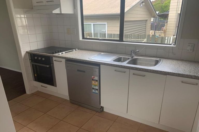 Photo of property in 1 Mark Edward Drive, Half Moon Bay, Auckland, 2012