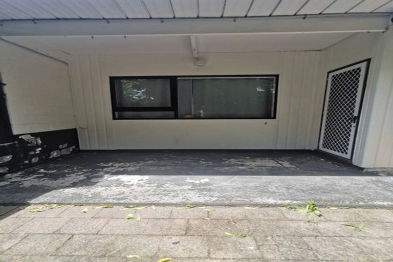Photo of property in 1/2 Griffiths Place, Te Atatu South, Auckland, 0610