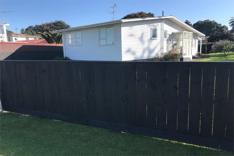 Photo of property in 4 Dunstall Place, Mangere Bridge, Auckland, 2022