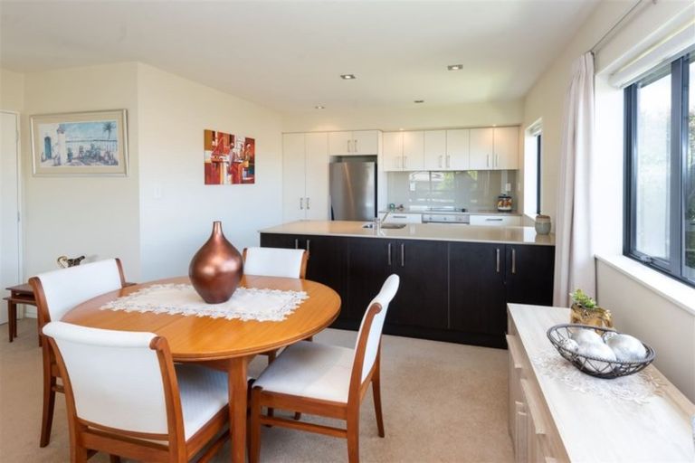 Photo of property in 5 Royalle Mews, Botany Downs, Auckland, 2010