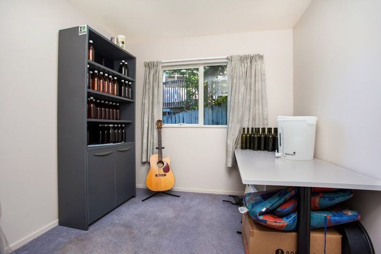 Photo of property in 6 Cayman Place, Unsworth Heights, Auckland, 0632