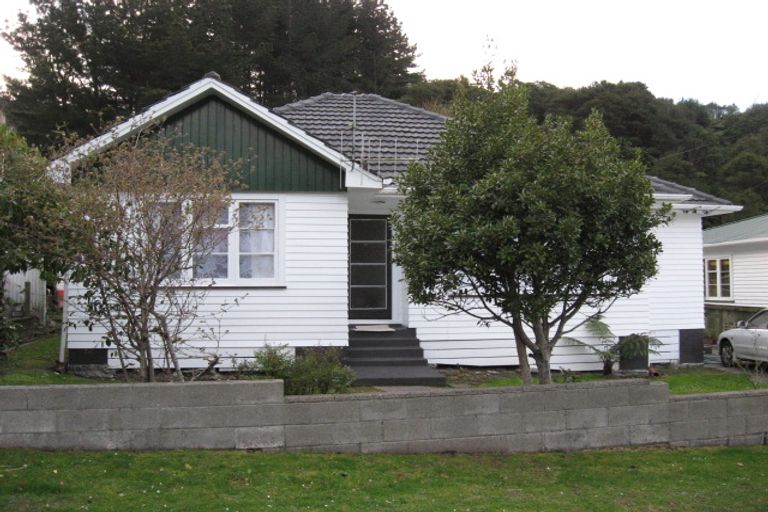 Photo of property in 42 Lees Grove, Wainuiomata, Lower Hutt, 5014