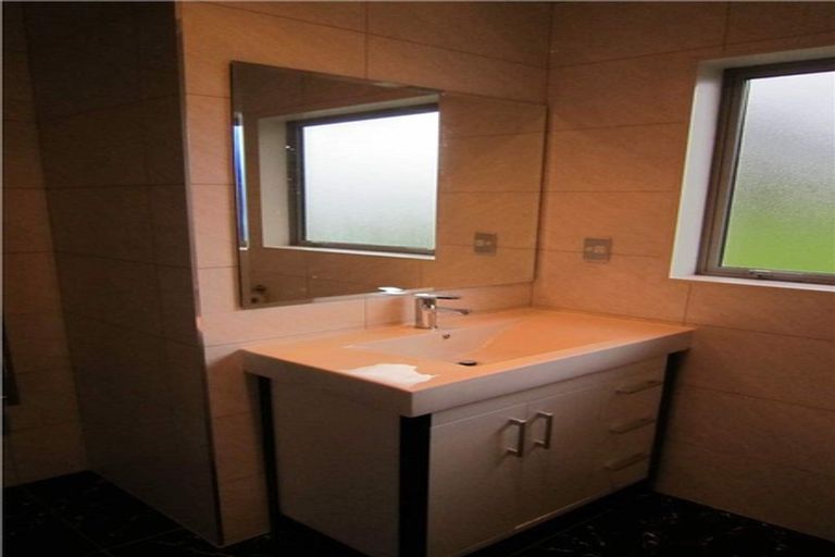 Photo of property in 36 Taipari Road, Te Atatu Peninsula, Auckland, 0610