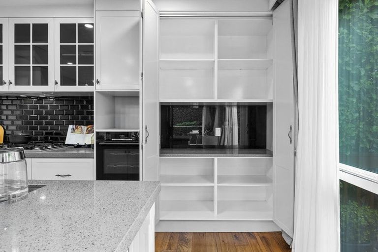 Photo of property in 4b Hilton Close, Fairview Heights, Auckland, 0632