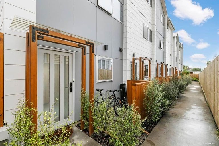 Photo of property in 4/7 Flanshaw Road, Te Atatu South, Auckland, 0610