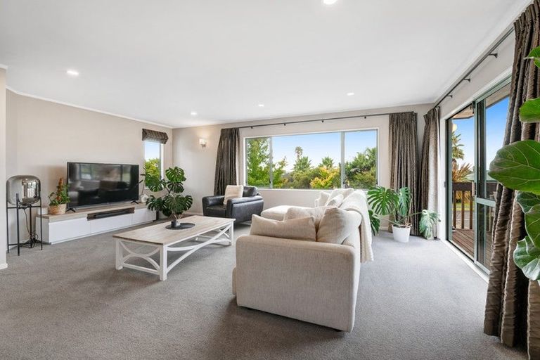 Photo of property in 24 Goldfinch Rise, Unsworth Heights, Auckland, 0632