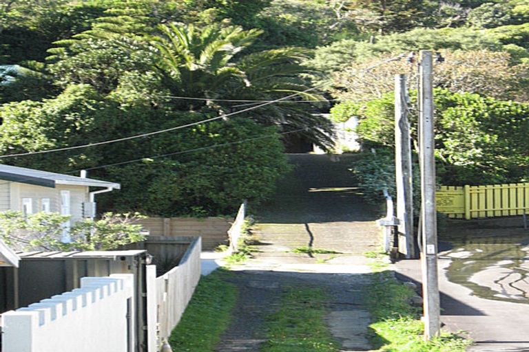 Photo of property in 140 Newlands Road, Newlands, Wellington, 6037