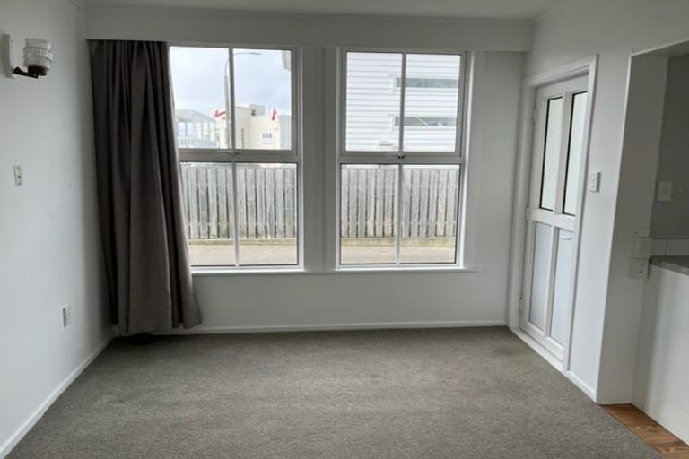 Photo of property in 118 Lyall Parade, Lyall Bay, Wellington, 6022