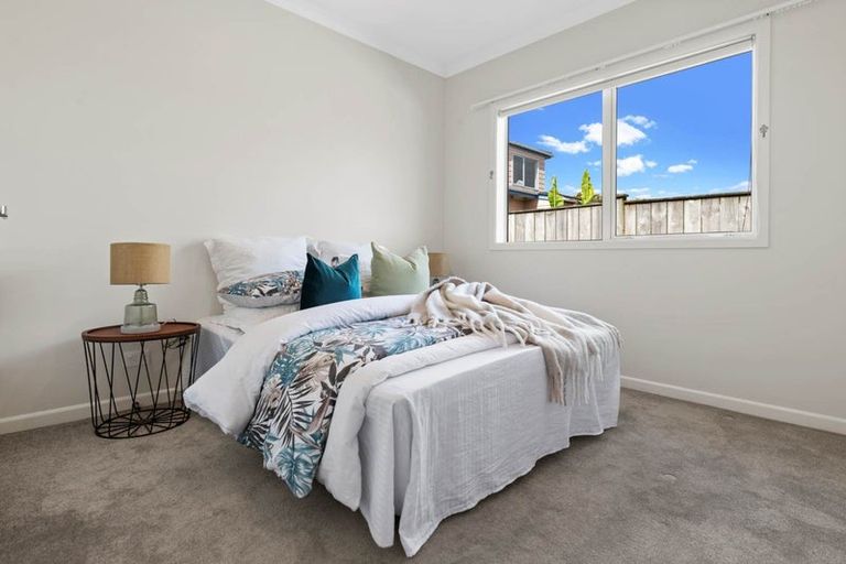 Photo of property in 16a Darren Crescent, Half Moon Bay, Auckland, 2012