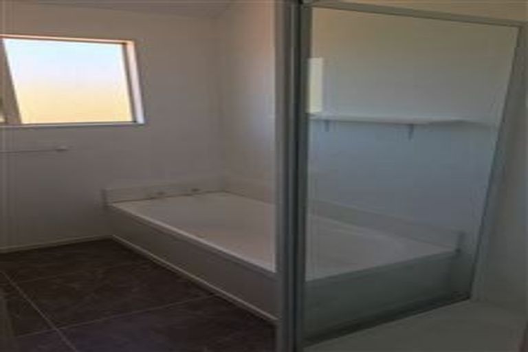 Photo of property in 2/113 Athena Drive, Totara Vale, Auckland, 0629