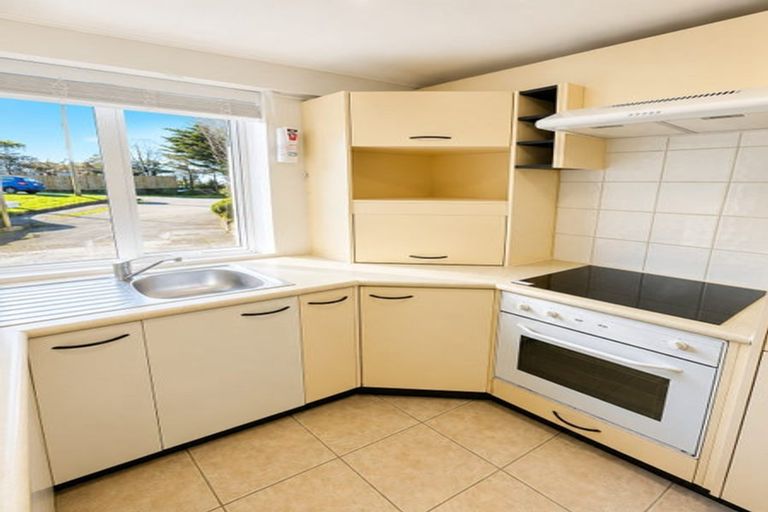 Photo of property in 40 Ruskin Road, Newlands, Wellington, 6037