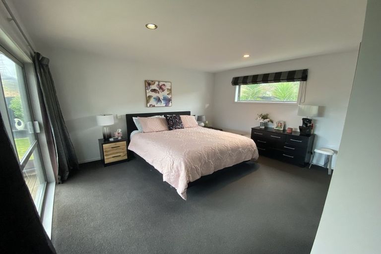 Photo of property in 6 Chestnut Close, Kelvin Grove, Palmerston North, 4414