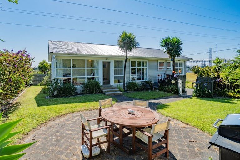 Photo of property in 1/237 Hepburn Road, Glendene, Auckland, 0602