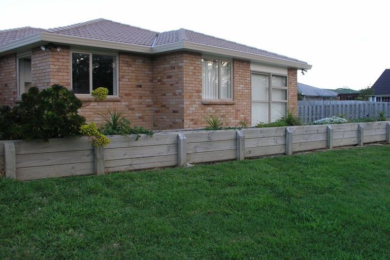 Photo of property in 16a Norman Close, The Gardens, Auckland, 2105
