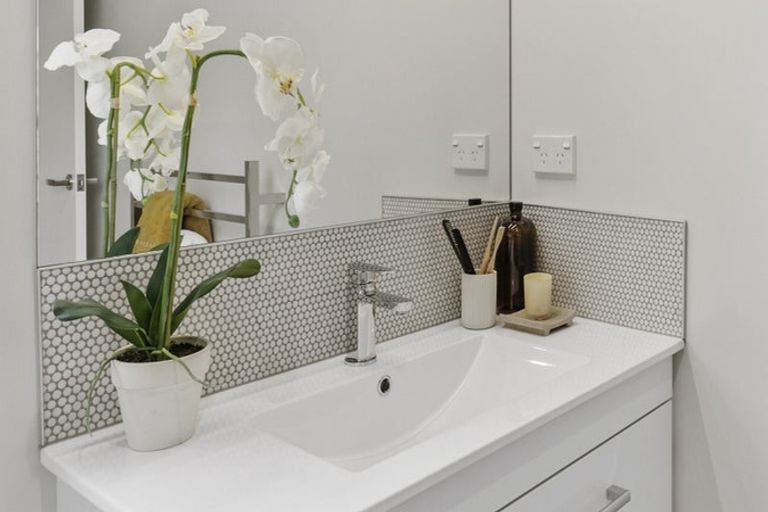 Photo of property in 14 Aitkenhead Court, Parakai, 0830