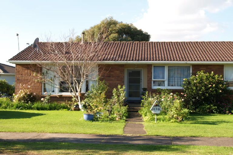 Photo of property in 2 Chadwick Crescent, Mangere East, Auckland, 2024