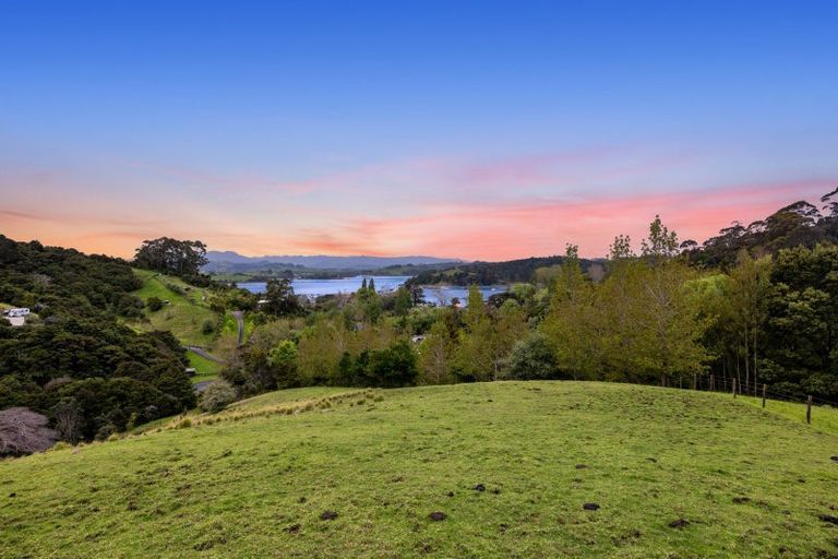 Photo of property in 28 Brick Bay Drive, Sandspit, Warkworth, 0982