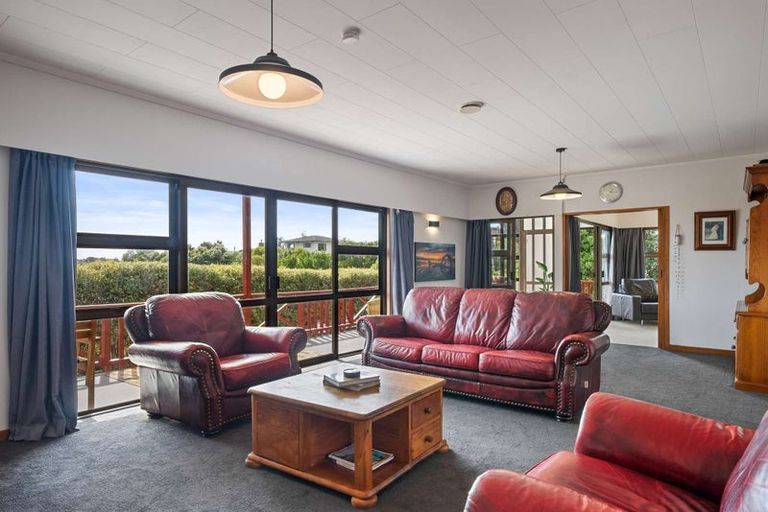 Photo of property in 15 Frimley Terrace, Waikanae Beach, Waikanae, 5036
