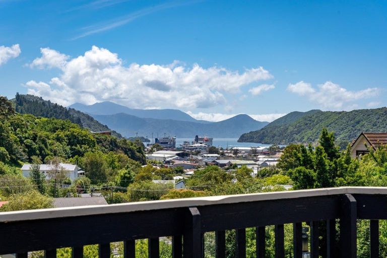 Photo of property in 14 Cornwall Street, Picton, 7220