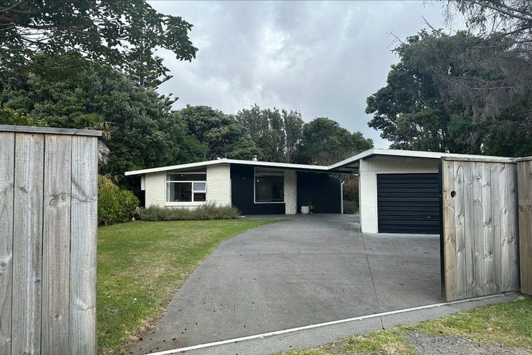 Photo of property in 32 Te Moana Road, Waikanae Beach, Waikanae, 5036