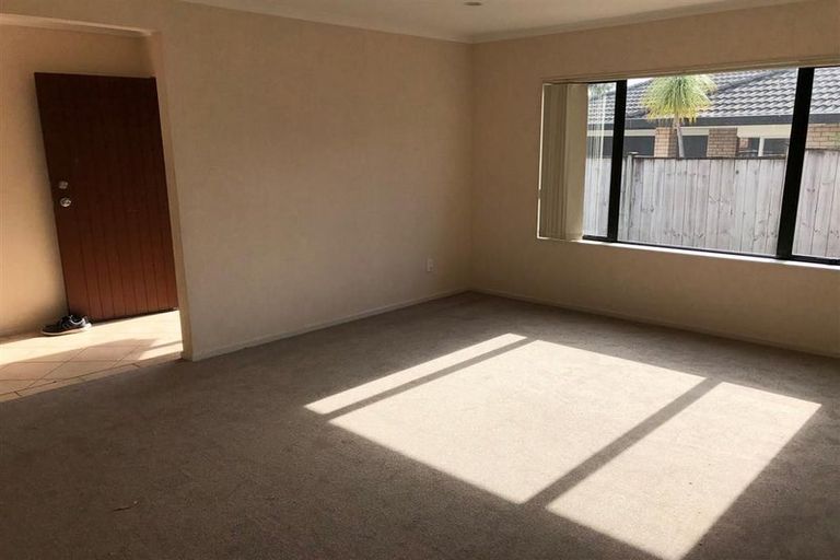 Photo of property in 16 Erne Crescent, East Tamaki, Auckland, 2016