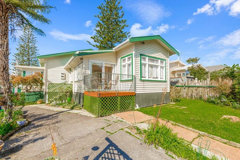 Photo of property in 8 Nikau Street, New Lynn, Auckland, 0600