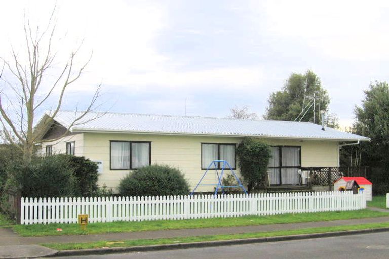 Photo of property in 16 Kentucky Crescent, Nawton, Hamilton, 3200