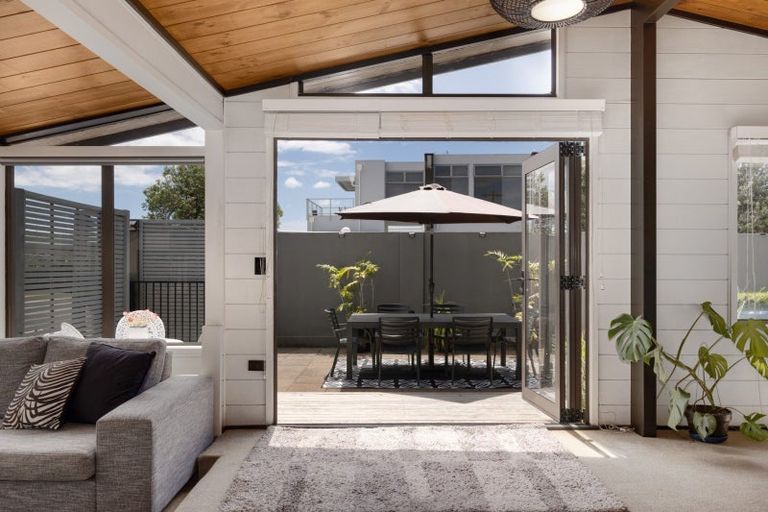 Photo of property in 32 Karewa Parade, Papamoa Beach, Papamoa, 3118