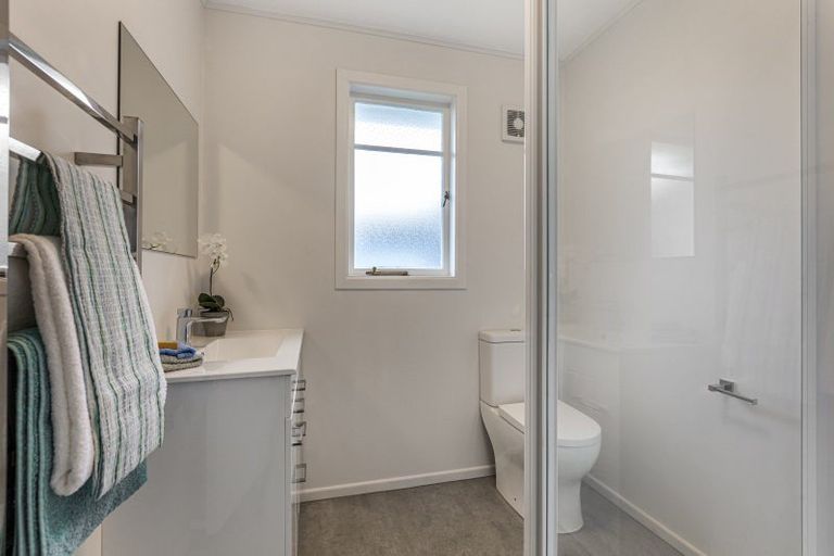 Photo of property in 2 Beazley Place, Glendene, Auckland, 0602