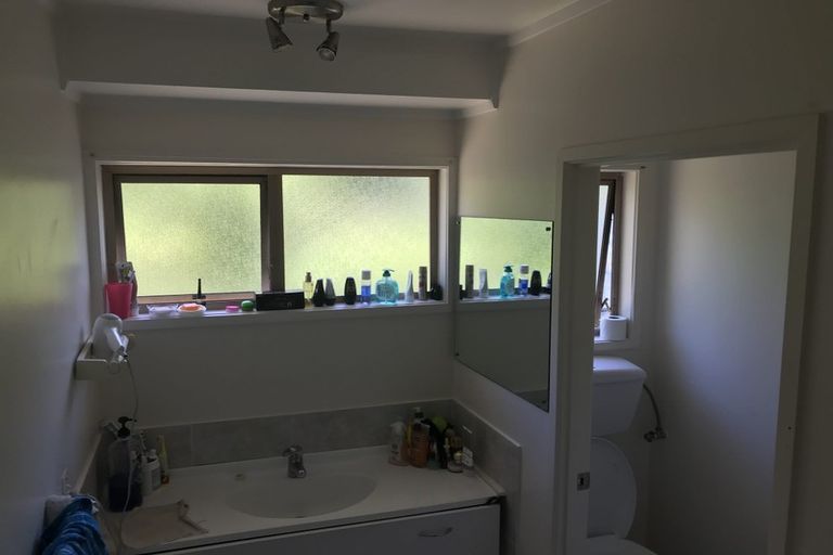 Photo of property in 63 Chelsea View Drive, Chatswood, Auckland, 0626