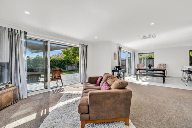 Photo of property in 11 Kaurinui Crescent, One Tree Point, 0118