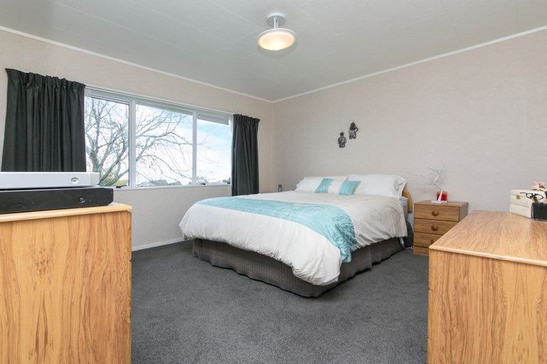 Photo of property in 102 Boord Crescent, Kumeu, 0891