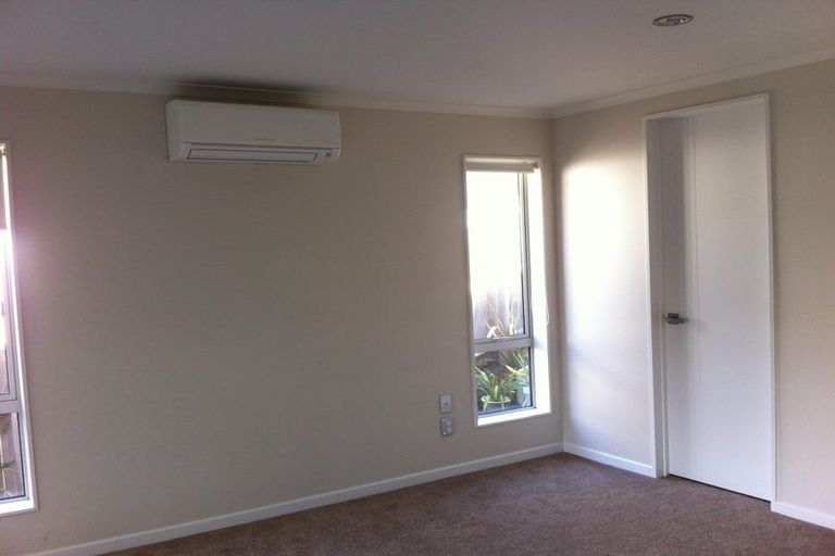 Photo of property in 40 Corricvale Way, Northcross, Auckland, 0630