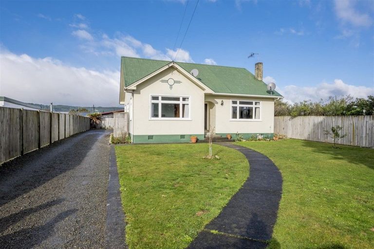 Photo of property in 6 Queenwood Road, Levin, 5510