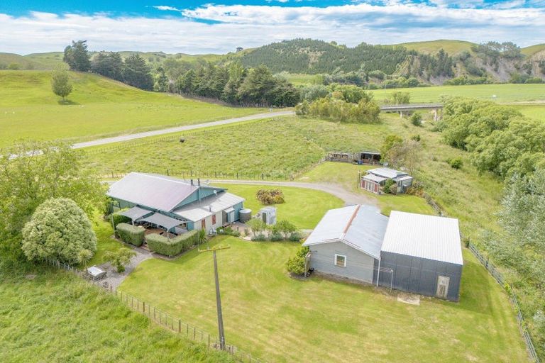 Photo of property in 978 Pourerere Road, Omakere, Waipawa, 4271