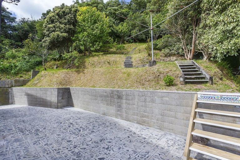 Photo of property in 112 Sutherland Road, Melrose, Wellington, 6023