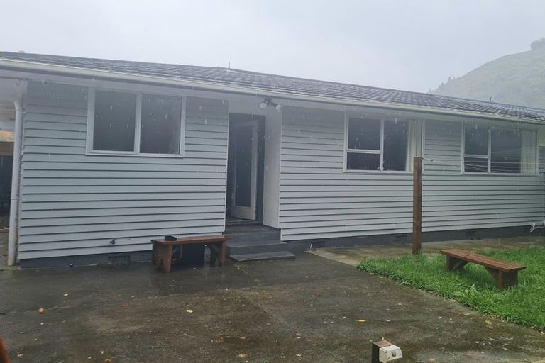 Photo of property in 2/5b Gemstone Drive, Birchville, Upper Hutt, 5018