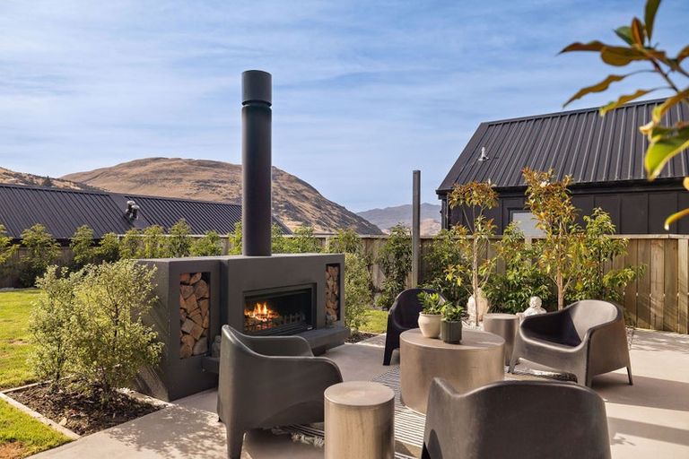 Photo of property in 20 Howden Drive, Jacks Point, 9371