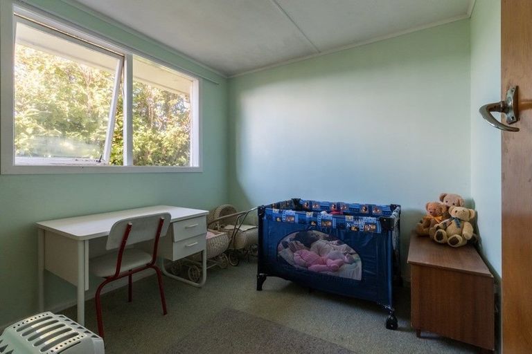Photo of property in 18 Link Road, Newlands, Wellington, 6037