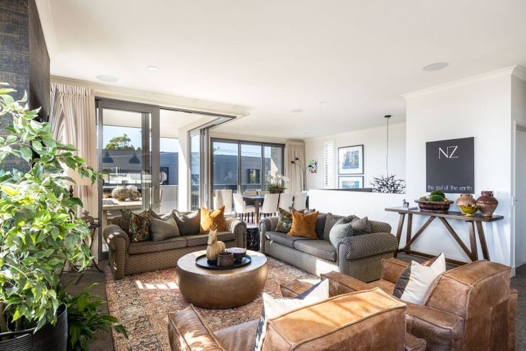 Photo of property in 12 Autere Street, Strandon, New Plymouth, 4312