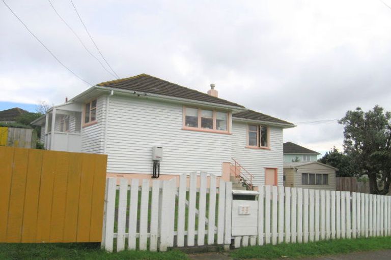 Photo of property in 33 Davidson Crescent, Tawa, Wellington, 5028