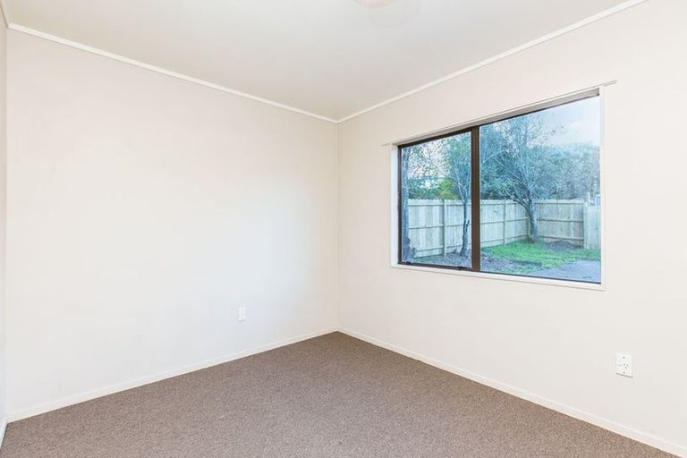 Photo of property in 1/21 Lowtherhurst Road, Massey, Auckland, 0614