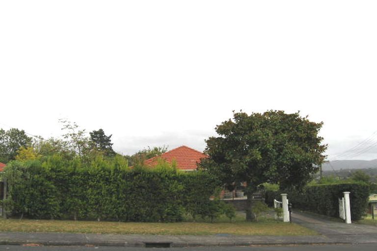 Photo of property in 15 Awaroa Road, Sunnyvale, Auckland, 0612